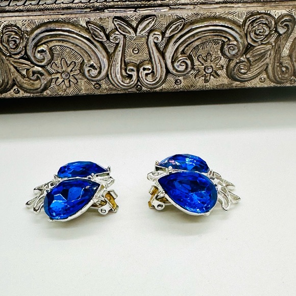 Vintage Blue Crystal Clip Earrings - Picture 8 of 12